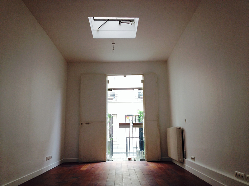 Vue-interieur-vers-exterieur-porte-ouverte-2